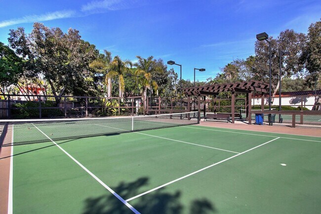 Building Photo - Lovely ground floor unit at the incredible El Escorial! Santa Barbara:)