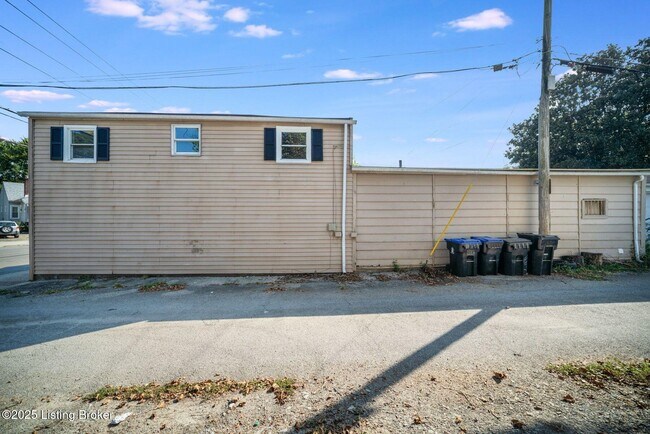 Building Photo - 1112 E Oak St