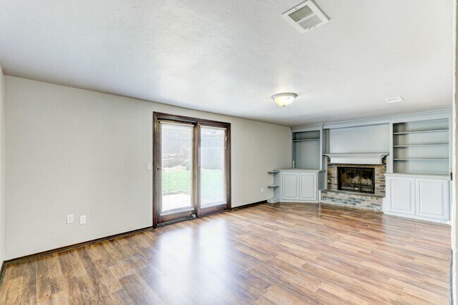 Building Photo - 974 Castlebury Mansion