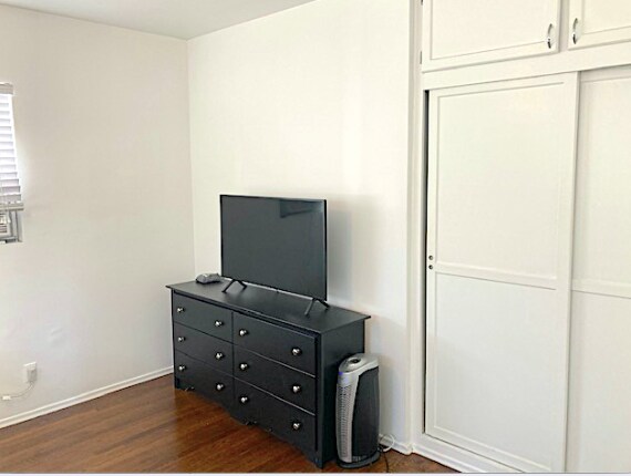 Building Photo - 916 N Sweetzer Ave