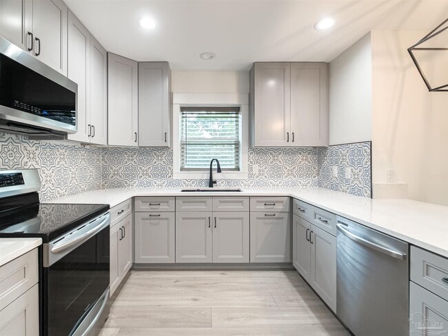 Building Photo - 10047 Noriega Dr