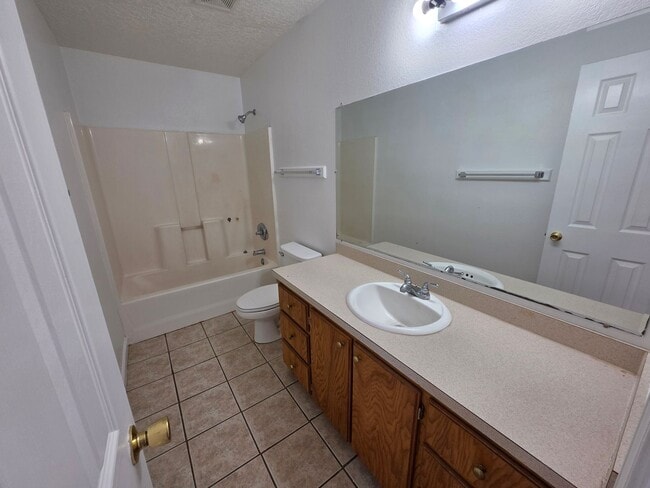 Building Photo - Your Awesome 3-Bed Home Awaits!