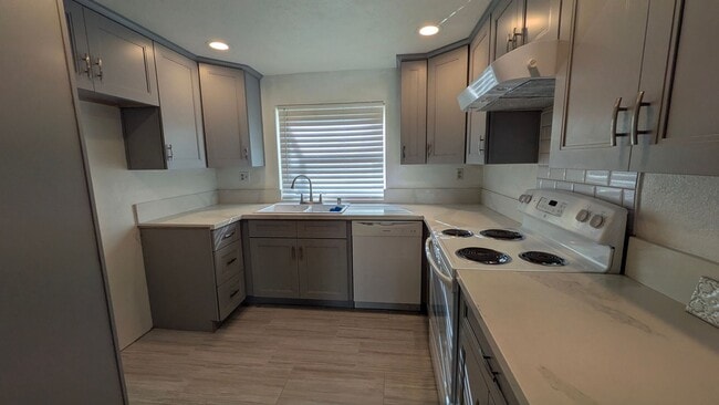 Building Photo - Cute two bedroom condo