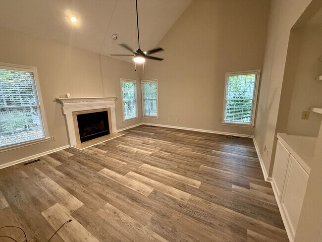 Building Photo - 1024 Laurens Way