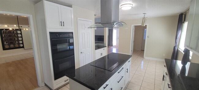 Building Photo - 11302 Meadow Lake Dr