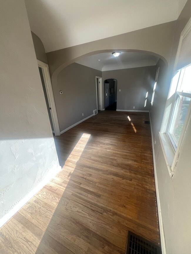 Building Photo - 604 N 10th Ave