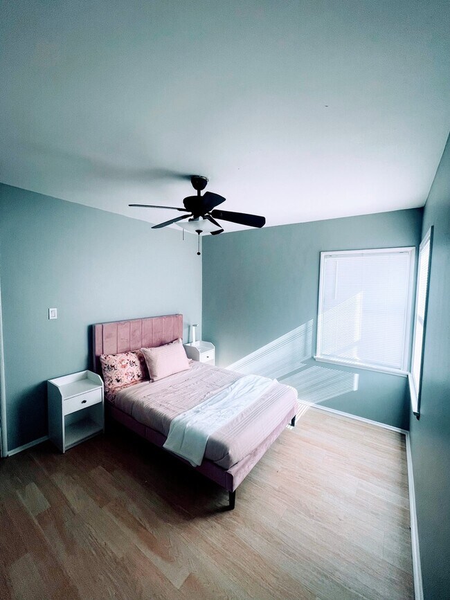 1st bedroom w/full size bed - 292 E 42nd St