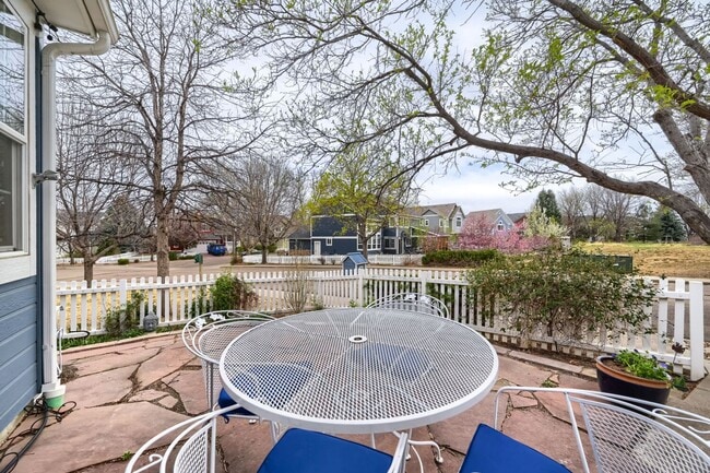 Building Photo - 2 BDR Gorgeous Updated Townhome with Huge Garden