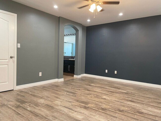 Building Photo - Beautiful NW Bakersfield Home with Lake Ac...