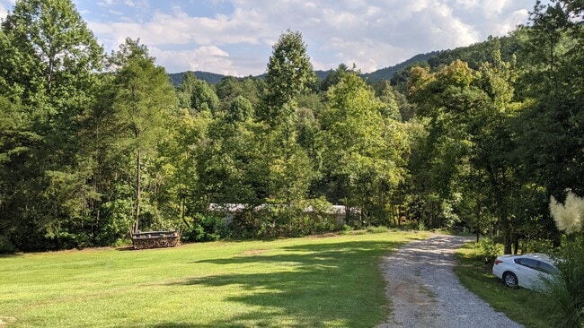 Building Photo - Great 3 Bedroom 2 Bath Home in quiet resid...
