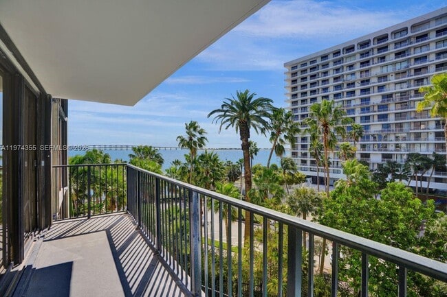 Building Photo - 1450 Brickell Bay Dr