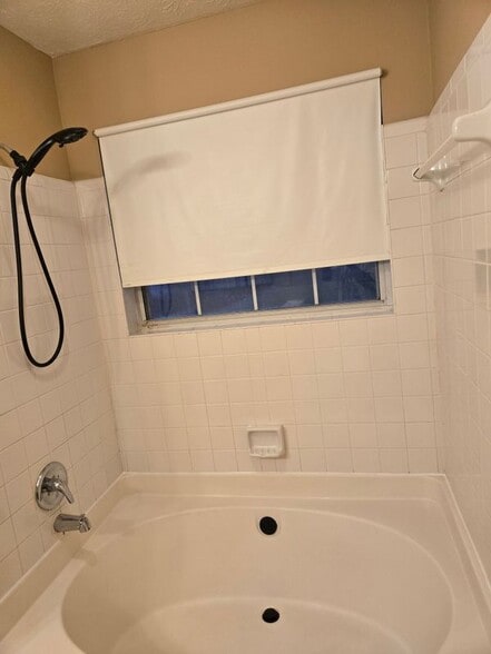 Building Photo - 6090 Emerald Pointe Cir
