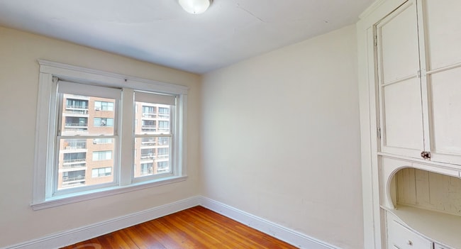 Building Photo - Avl NOW! No Fee! Sunny 3BR on Brighton/Bro...