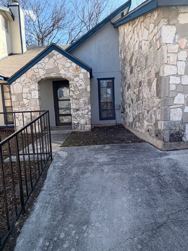 Building Photo - CONVENIENT TO MEDICAL CENTER AND USAA