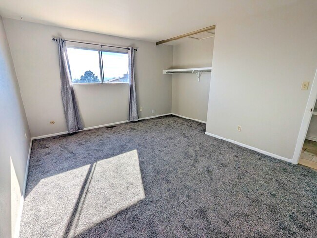 Building Photo - 5 Bedroom Three Bath, Great Location