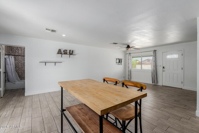 Building Photo - 1261 W La Jolla Dr