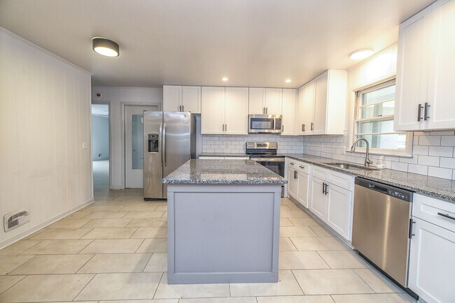 Building Photo - 9 Castlewood Dr