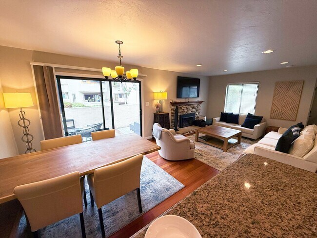 Building Photo - Beautifully Furnished 2 Bed/2.5 Bath Townhome in the Desirable Woodlands of La Jolla