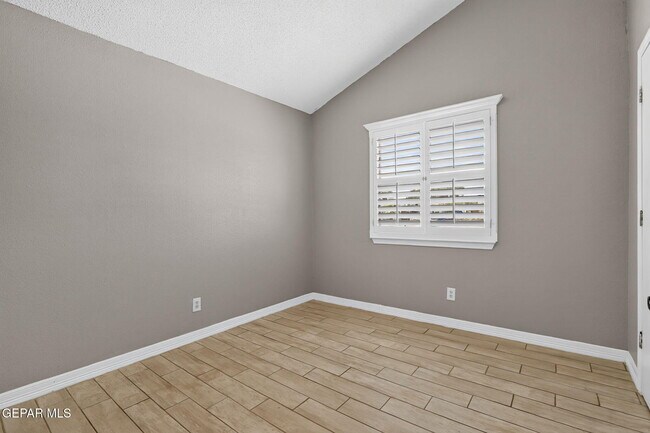Building Photo - 9128 Bur Oak Cir