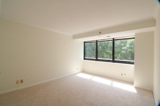 Building Photo - 1805 Crystal Dr