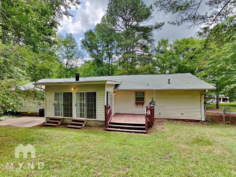 Building Photo - 2102 Red Berry Ln SW