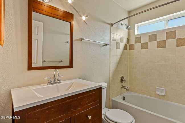 Building Photo - 951 Via Descanso Dr