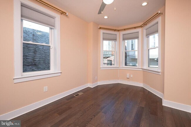 Building Photo - 1443 N Hollywood St