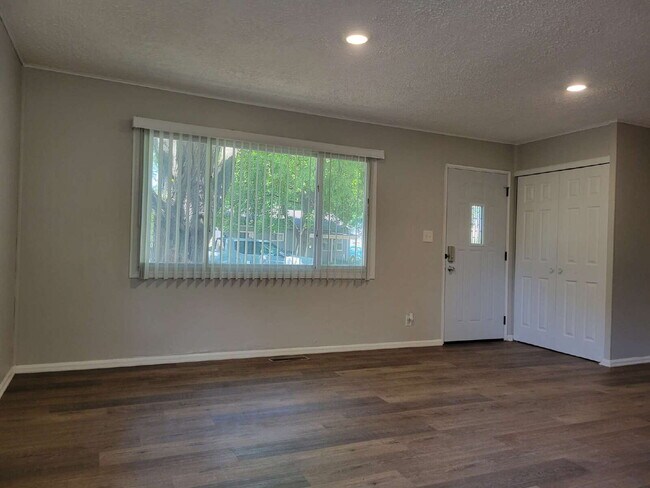 Building Photo - Sweet Home — 3 Bedroom with Garage & Stainless Steel Appliances