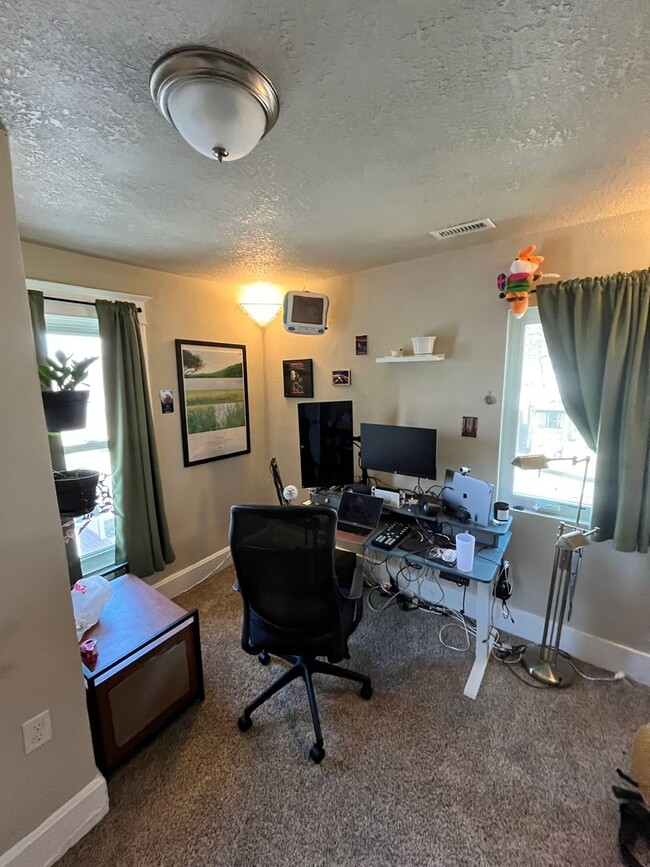 Building Photo - Stunning 4 Bed Home West of Drake