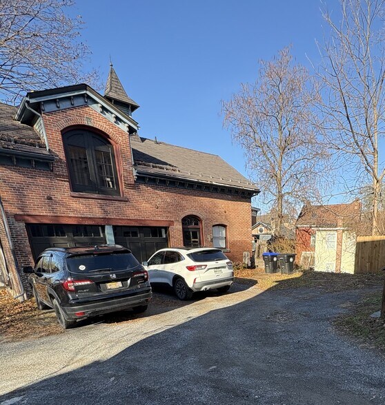 Building Photo - 10 Grand St