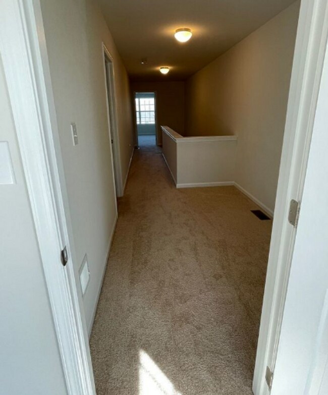 Building Photo - Stunning 4 bedroom 2.5 Bathroom Home in Ma...