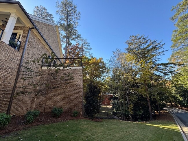 Building Photo - Grandeur Brick 4/3.5 with Bonus Room in Th...