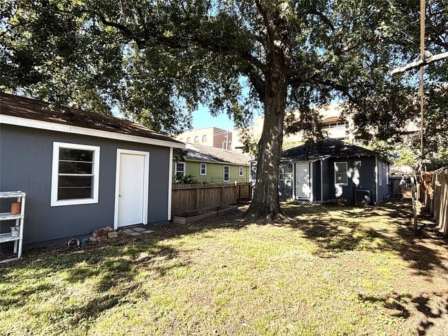 Building Photo - 806 Caplin St