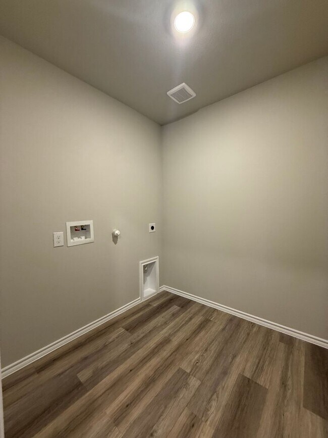 Building Photo - 1108 Belhaven St