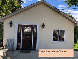 Building Photo - 9031 E Circle Dr S