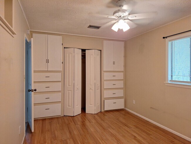 Building Photo - BETWEEN US1 & RIVER 2BR2BA FOR RENT