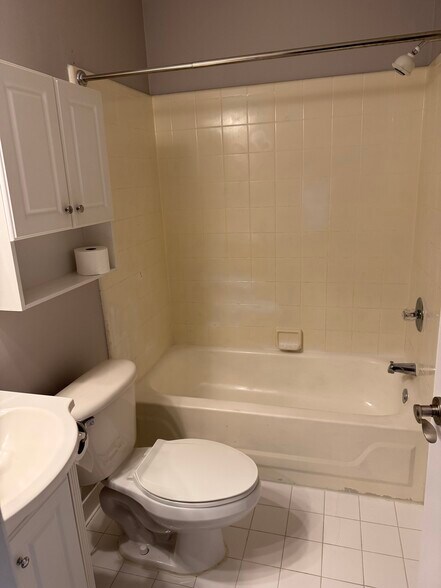 Building Photo - 2916 Davison Ave