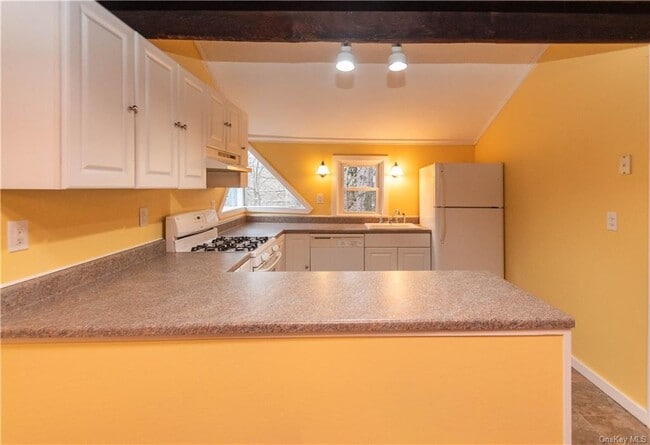 Building Photo - 15 Hoyt Rd