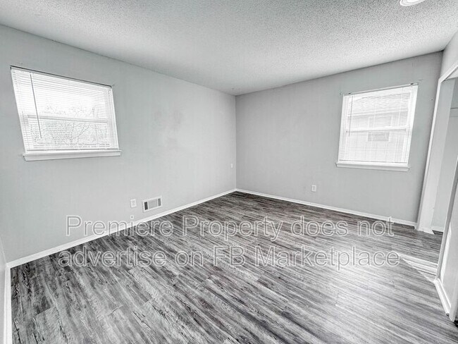 Building Photo - 219 N Oak Dr