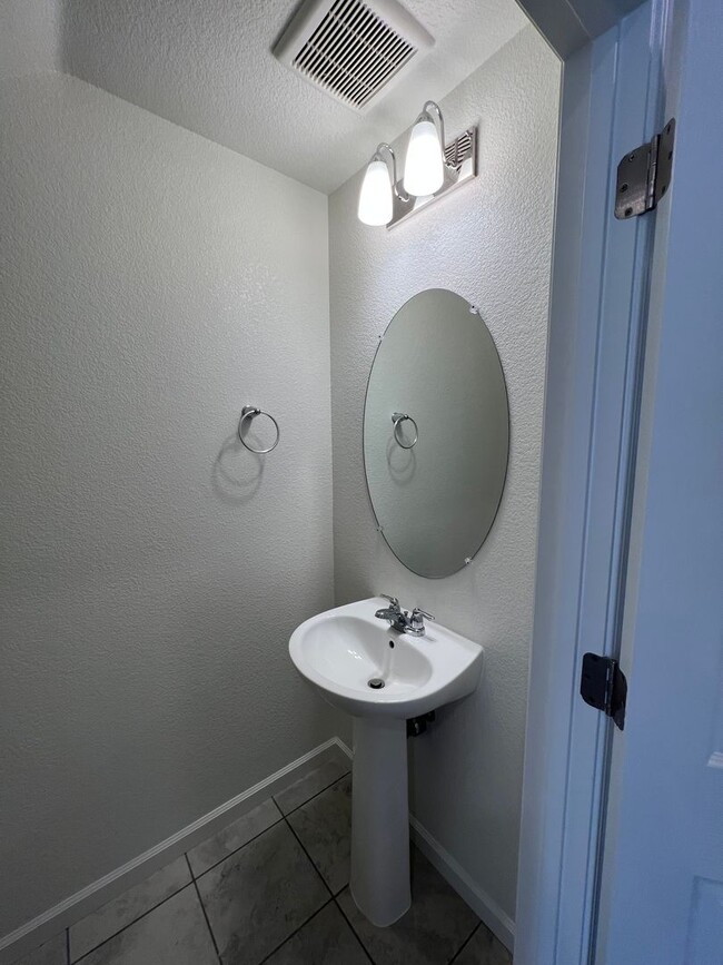 Building Photo - Beautiful 3 Bedroom Enclave at Folsom Ranch Home!