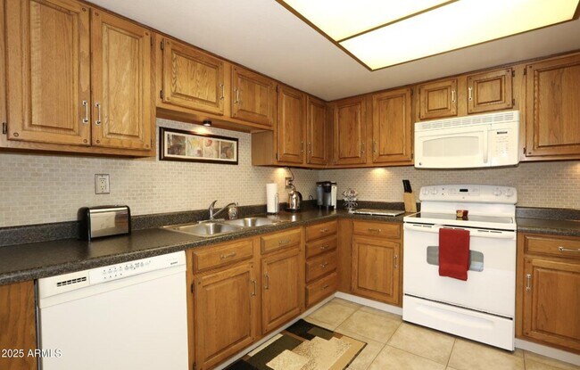 Building Photo - 7840 E Camelback Rd