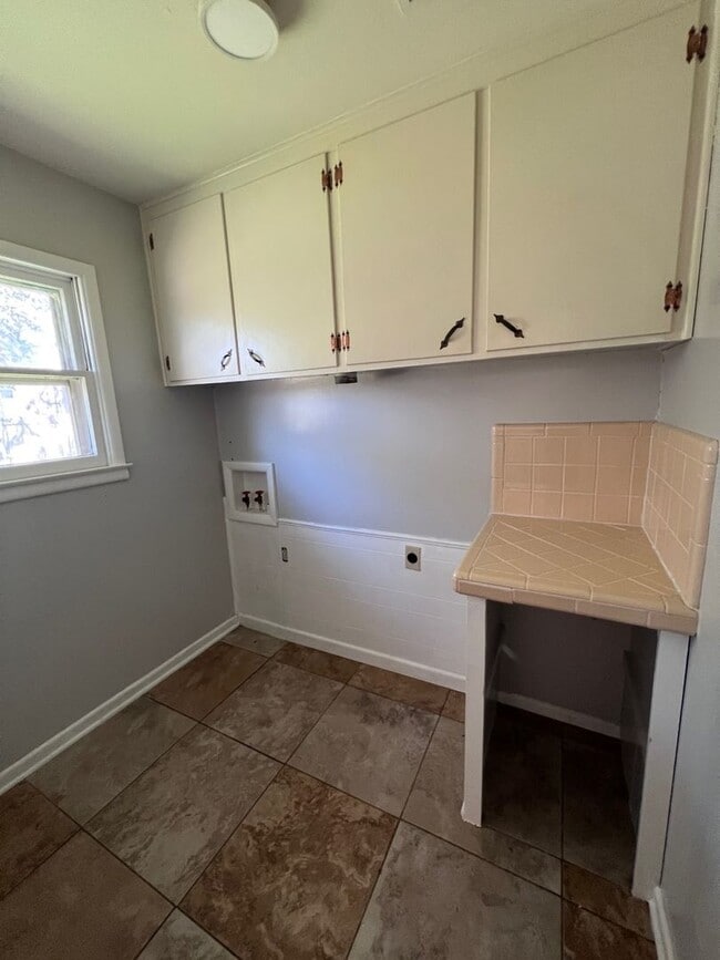 Building Photo - 3 bed, 2 living, 2 bath, 2 car garage