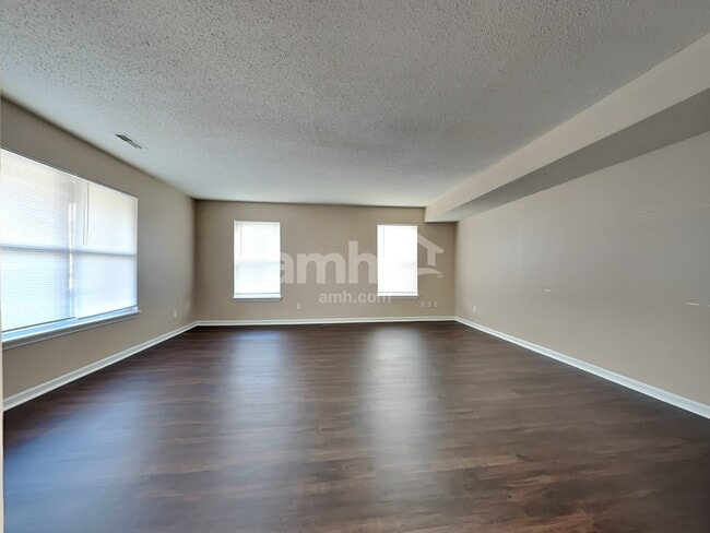 Building Photo - 1439 Round Lake Rd