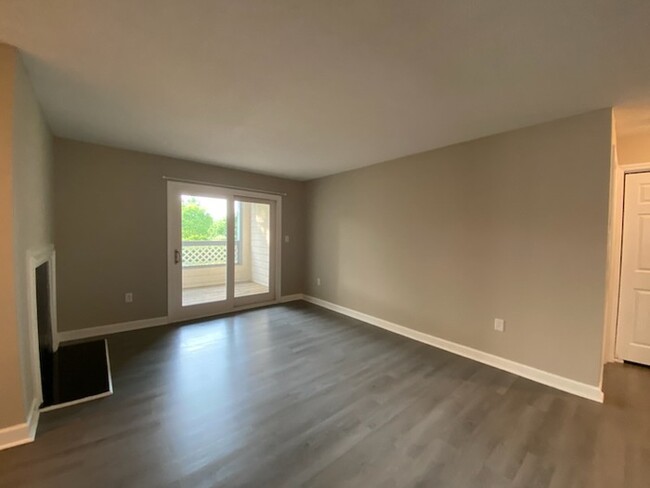 Building Photo - 2 Bedroom, 2 Bath condo
