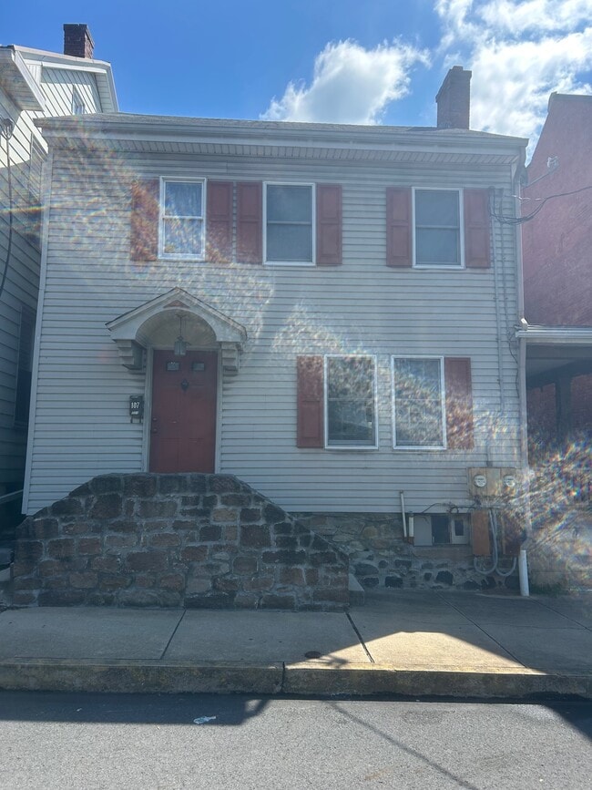 Building Photo - 107 N Market St