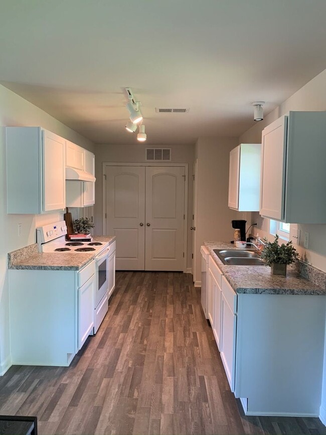 Building Photo - Amazing three bedroom home!