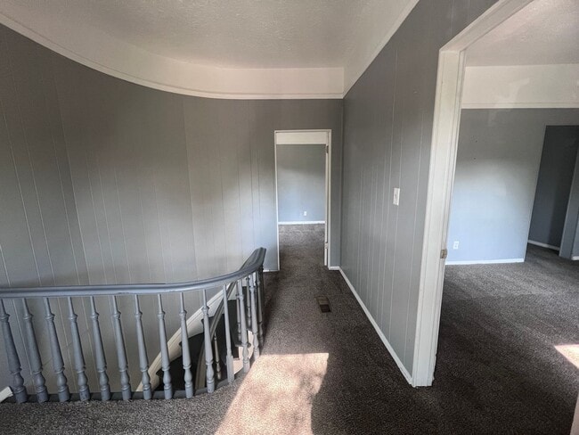 Building Photo - Three Bedroom Single Family Located Near D...
