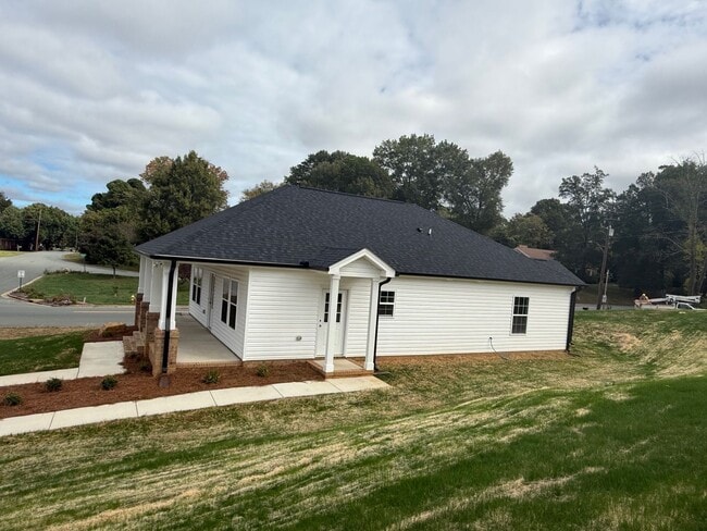 Building Photo - Three bedroom, 2 bath newly constructed ho...