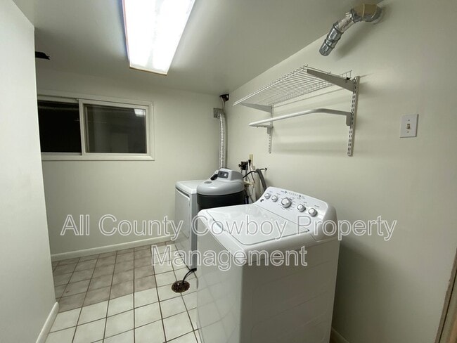 Building Photo - 1514 E Symons St