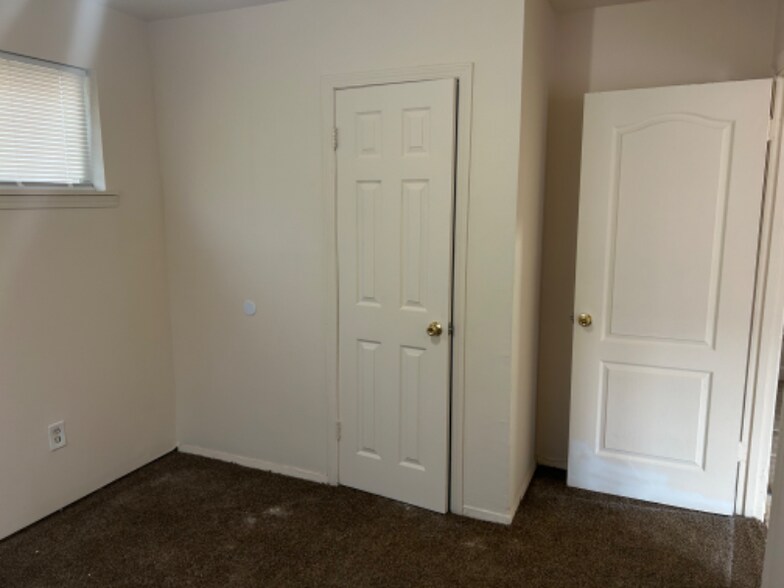 Building Photo - 2565 Peres Ave